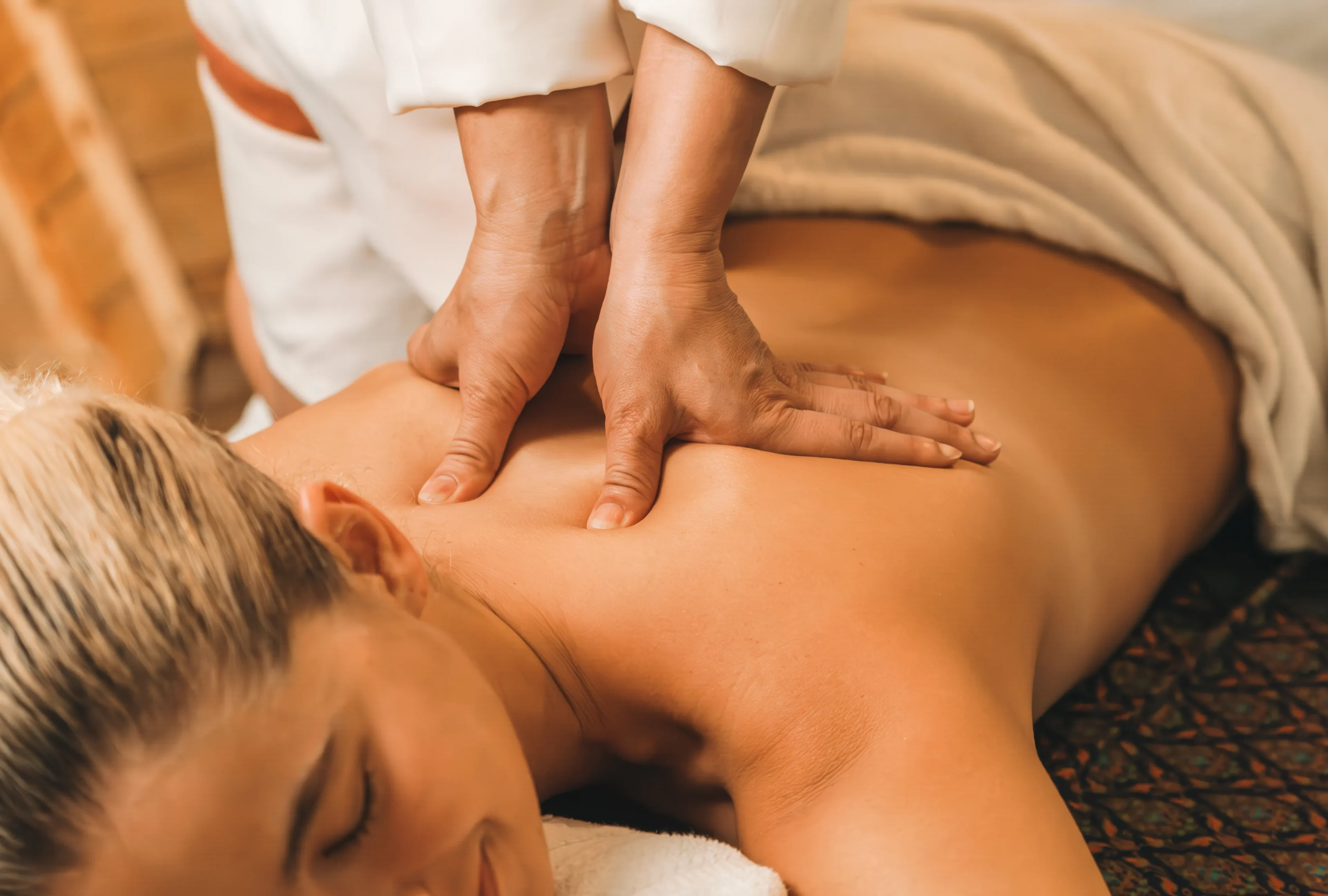 82e73003-2386-4aa8-975b-2d83aed2752d 1 (5) A person is getting their back massage done